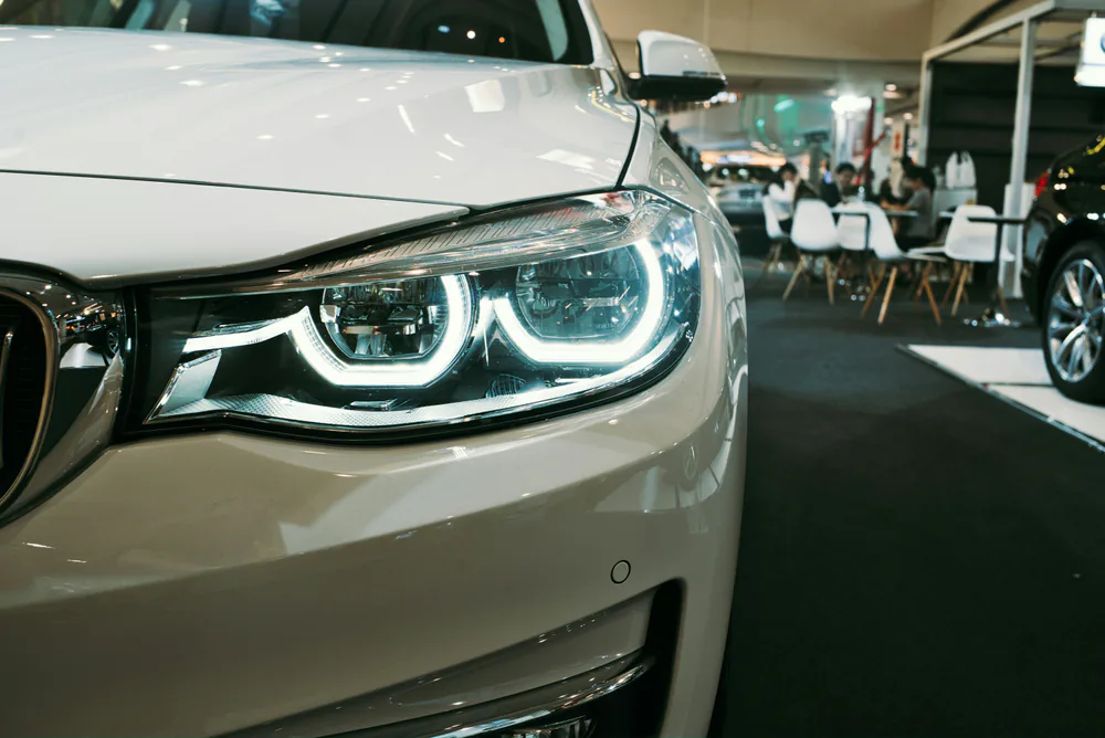 Nahaufnahme eines Fahrzeugscheinwerfers im Showroom