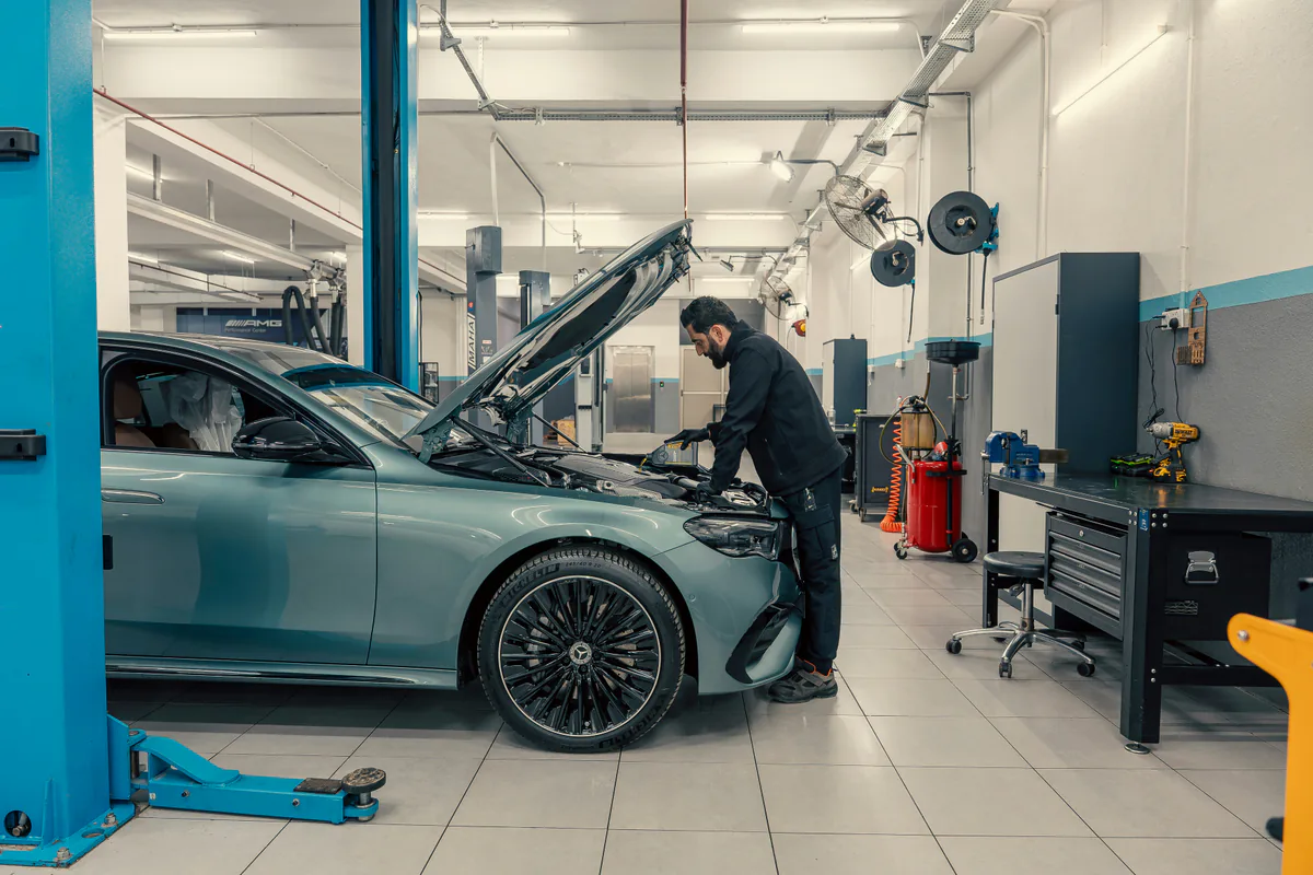 Servicebereich im Autohaus als Kontext für das Scannen einer Rechnung