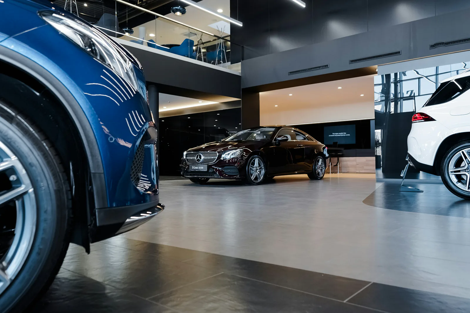 Moderner Autohaus-Showroom mit Fahrzeugen
